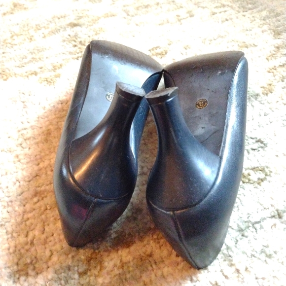 East 5th Navy Blue heels, size 7 - Picture 4 of 7